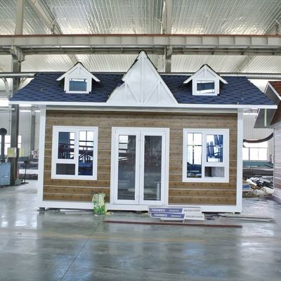 Des petites maisons préfabriquées sur roues directement fournies avec des options blanches/grises/noires