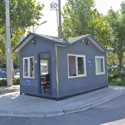 Petite maison en bois en blanc / gris / noir avec plancher en carton MgO de 18 mm