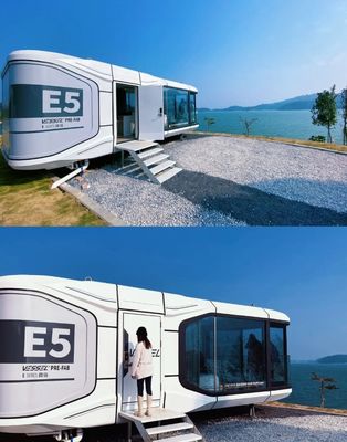 Maison capsule spatiale pour une aventure de camping de luxe