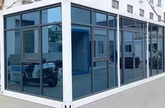 Un bureau détachable, une maison mobile, avec un design moderne et des matériaux recyclables.