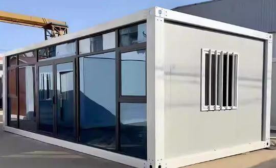 Un bureau détachable, une maison mobile, avec un design moderne et des matériaux recyclables.