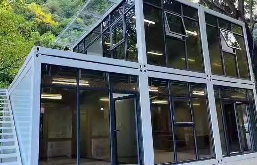 Un bureau détachable, une maison mobile, avec un design moderne et des matériaux recyclables.