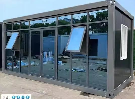 Un bureau détachable, une maison mobile, avec un design moderne et des matériaux recyclables.